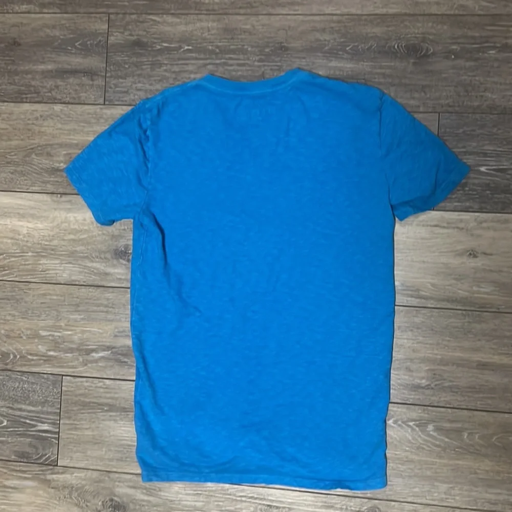 Men’s blue American Eagle, V-neck T-shirt - Picture 4 of 4